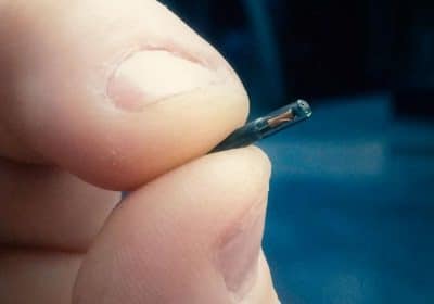 Oamenii primesc microcipuri de pașapoarte pentru vaccinare încorporate în mâinile lor pe măsură ce COVID avansează „Internetul organismelor”