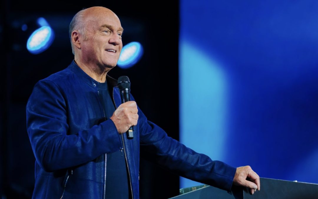 Dumnezeu lucrează:  în California 2000 de oameni s-au botezat urmând Harvest Crusade-ul lui Greg Laurie