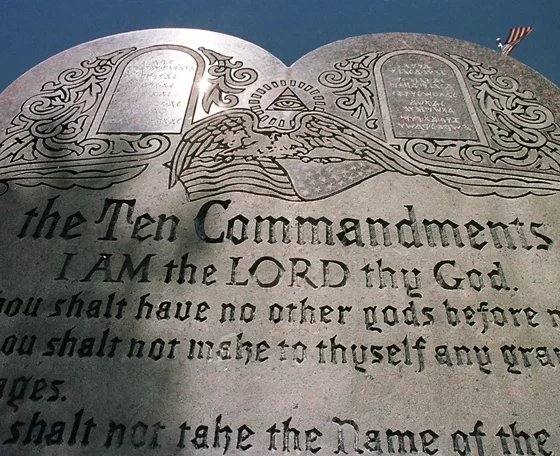 O sculptură cu Cele Zece Porunci, veche de 42 de ani, care este expusă din 27 iunie 2001 în fața primăriei din Grand Junction, Colorado. Sculptura a devenit ținta controverselor dintre ACLU și Centrul American pentru Drept și Justiție al Coaliției Creștine, când ACLU a început o ofensivă legală menită să îndepărteze panourile cu Cele Zece Porunci din primării și alte clădiri civile din Statele Unite. | Michael Smith/Getty Images