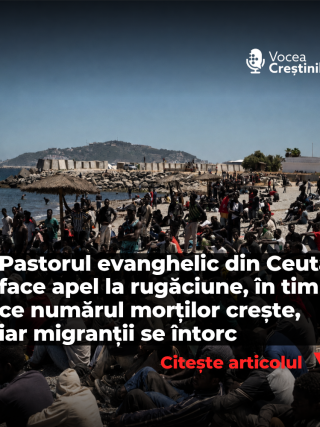 Migranți așteptând pe plaja de lângă CETI (Centrele de ședere temporară pentru imigranți), la 2 august 2026, în Ceuta, Spania.