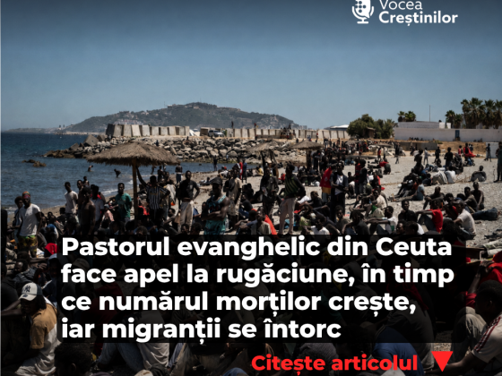 Migranți așteptând pe plaja de lângă CETI (Centrele de ședere temporară pentru imigranți), la 2 august 2026, în Ceuta, Spania.