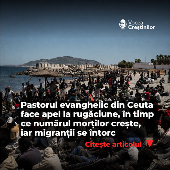 Migranți așteptând pe plaja de lângă CETI (Centrele de ședere temporară pentru imigranți), la 2 august 2026, în Ceuta, Spania.